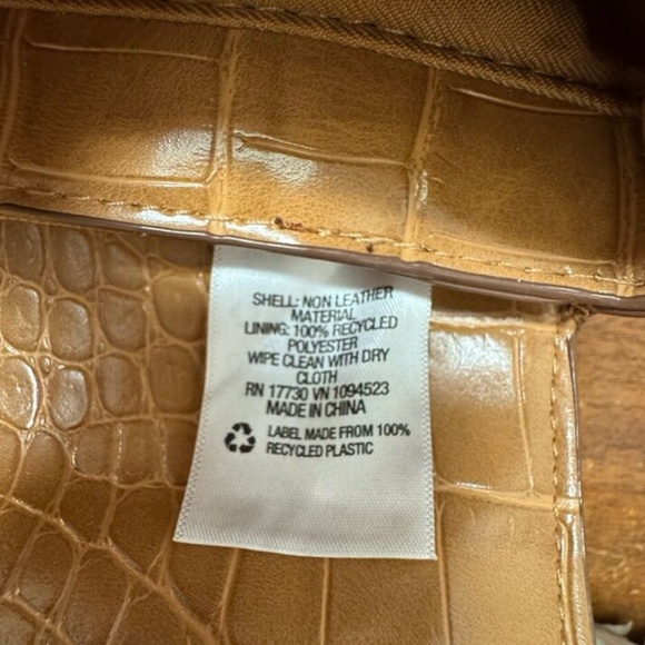 a.New.Day,Woman,2 purse+handbags $22,Each,Honey coffe,Zip,Pockets,Faux Leather.! - Picture 11 of 16